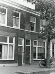 818434 Gezicht op de voorgevels van de huizen Gildstraat 94 (links)- 96 te Utrecht.N.B. Op de stoep voor deze huizen ...